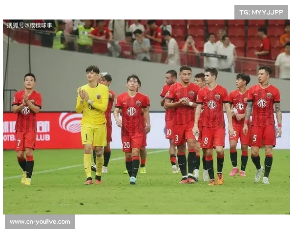 场边球童快速发球助攻反击，主帅竖拇指致意